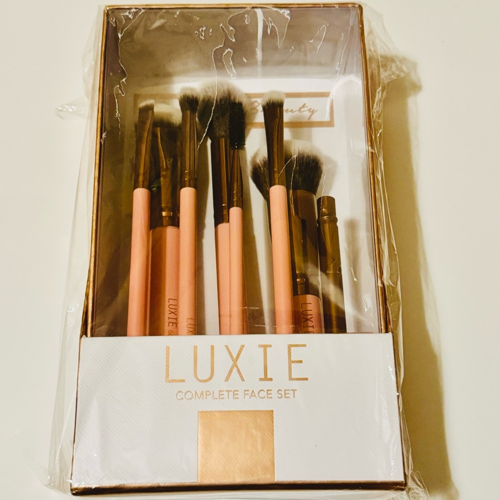 LUXIE COMPLETE FACE SET 8 PIECE PINK/ROSE GOLD BRUSH SET NIB!
